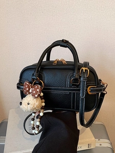 Sac baguette noir en cuir à surpiqûres blanches avec pendentif chiot mignon