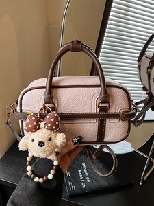 Sac baguette élégant en cuir rose et marron avec charmant pendentif chien en peluche