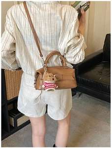 Borsa Boston in pelle marrone con ciondolo a forma di orsetto e tracolla regolabile