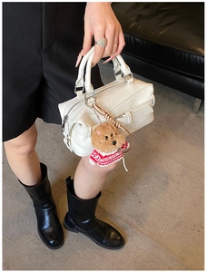 Borsa a bauletto in ecopelle bianca con ciondolo a forma di orsetto in foto lifestyle