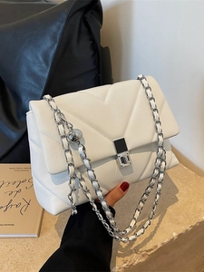 Sac à Épaule Matelassé pour Femmes Mode Bandoulière en Chaîne à Chevrons Quincaillerie Argentée Sac à Rabat Cuir PU Sac sous les Bras