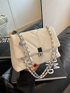 Sac à bandoulière blanc élégant avec motif en V surpiqué et bandoulière en chaîne argentée