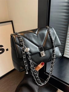 Sac bandoulière en cuir matelassé noir avec chaîne argentée et pendentif boule en métal