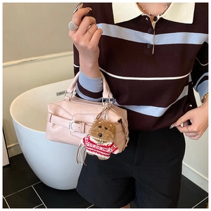 Dettaglio borsa a cuscino in pelle PU rosa chiaro con ciondolo a forma di orsetto