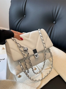 Sac bandoulière en cuir matelassé blanc avec chaîne et fermoir pivotant en métal
