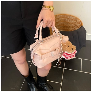 Borsa a bauletto rosa in pelle PU opaca con cinturini e ciondolo a forma di orso