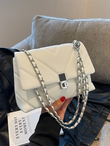 Sac bandoulière en cuir blanc matelassé avec chaîne argentée et fermoir en métal