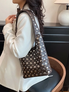 Sac à Épaule en Cuir PU à Rivets Rétro pour Femmes Sac sous le Bras Punk Hobo Tendance de Rue Sac à Main de Capacité Moyenne
