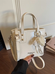 Cremeweiße kleine Eimertasche mit Glanz-Finish und Perlen-Spitzen-Anhänger-Accessoire