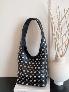 Sac hobo noir rétro pour femme avec clous argentés dans un style punk et décontracté