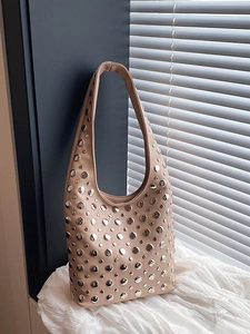 Sac sous le bras rétro en cuir beige avec clous argentés et large bandoulière