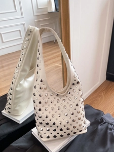 Sac hobo chic blanc cassé avec rivets argentés pour un look mode rétro et décontracté