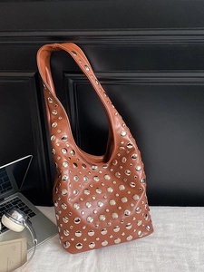 Sac hobo vintage marron caramel avec des rivets métalliques décoratifs et une grande capacité