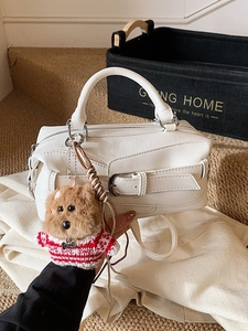 Borsa a mano retrò in ecopelle bianca con fibbia argentata e ciondolo a peluche