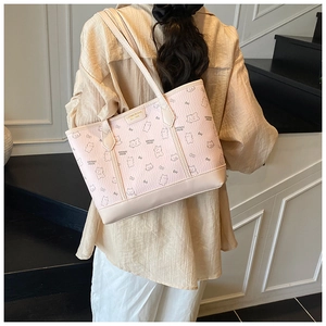 Détail d'un sac cabas rose avec imprimés ours et logo Luomeinisha pour un style décontracté