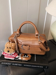 Borsa a mano Boston vintage caramello con simpatico ciondolo a cane e tracolla