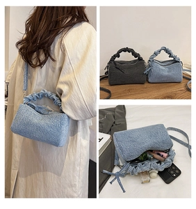 Détail du sac nuage en denim montrant l'intérieur spacieux et les plis élégants du design