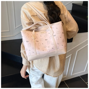 Grand sac cabas rose avec imprimé ours et plaque de marque présenté sur un mannequin