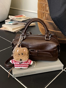 Borsa Boston retrò in pelle marrone scuro con grazioso ciondolo a cane e tracolla
