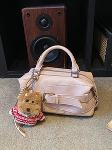 Borsa a mano minimalista in ecopelle rosa con doppi manici e ciondolo cane di peluche