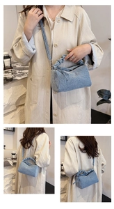 Détails du sac oreiller en jean bleu avec poignée à volants et bandoulière amovible