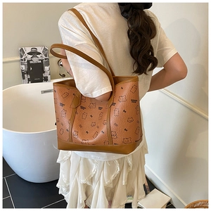 Sac fourre-tout marron à motif d'ours porté à l'épaule dans un intérieur minimaliste