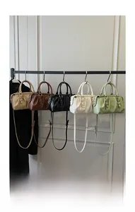 Detailansicht von fünf plissierten Boston-Taschen in Khaki, Braun, Schwarz, Beige und Grün