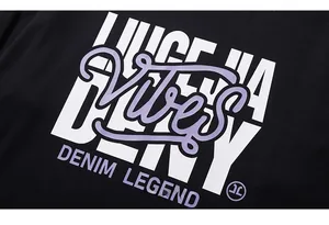 Gros plan d'un t-shirt en coton noir avec motifs imprimés violets Vibes et Denim Legend