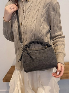 Sac oreiller chic en denim gris foncé avec poignée plissée et bandoulière amovible