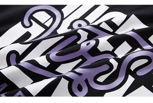 Détail de l'imprimé lettres multicolores et texture du tissu sur t-shirt noir tendance