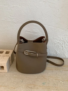 Sac seau en cuir grainé marron avec boucle métallique décorative et bandoulière