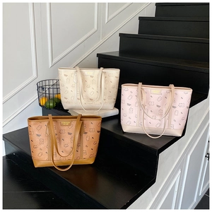 Vue détaillée des sacs cabas en similicuir à texture litchi avec imprimés d'ours mignons