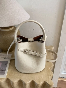 Sac seau minimaliste beige motif litchi avec bandoulière réglable pour femmes