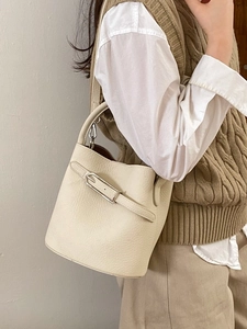 Sac seau chic en cuir beige à motif litchi avec poignée et boucle métallique