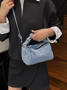 Sac polochon tendance en jean bleu clair avec anses plissées et bandoulière réglable