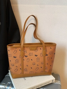 Grand sac cabas marron avec imprimés de chats mignons pour un style chic et décontracté