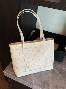 Sac cabas beige chic à motifs ours avec une élégante texture en cuir grainé litchi