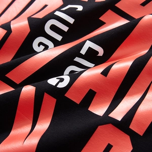 T-shirt uomo oversize nera a maniche lunghe con stampa di lettere arancioni vivaci su cotone