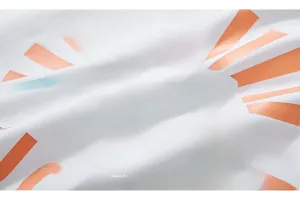 Detailansicht des lebhaften orangefarbenen und blauen Grafikdrucks auf weißem T-Shirt