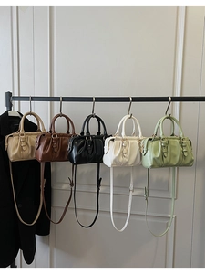 Detailansicht von fünf Farben gefalteter Boston-Taschen an einem Ausstellungsständer