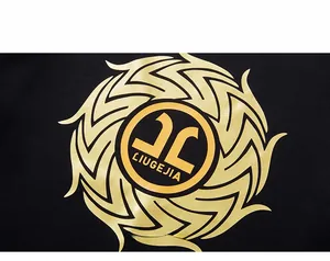 Dettaglio della stampa ad anello dorata e del logo su tessuto nero di qualità