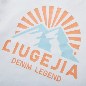 Herren Langarmshirt in Weiß mit lockerem Schnitt und Berg-Sonne-Grafikdruck aus Baumwolle