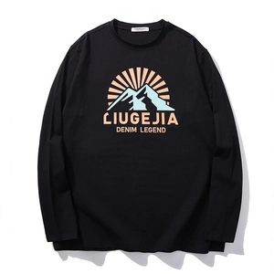 Loses Herren-Langarmshirt in Schwarz mit buntem Berg-Sonnen-Print und Rundhalsausschnitt