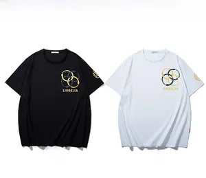 Détail d'un t-shirt à col rond avec logos dorés et multicolores sur la poitrine et la manche