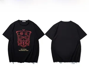Détail d'un t-shirt noir avec un graphique métallique rouge de Monkey King sur la poitrine