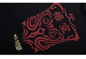 Détail de la broderie Wukong en sequins rouges sur un t-shirt noir ample de grande taille