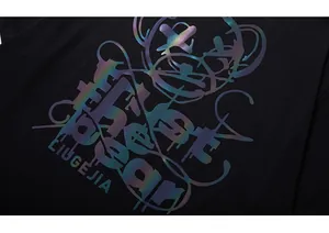 Dettaglio della stampa riflettente colorata con orso e graffiti su t-shirt nera di cotone