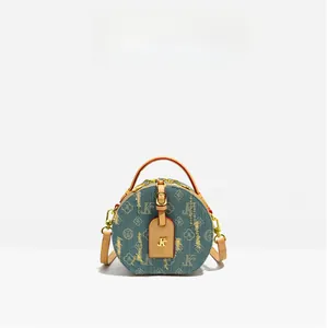 Dettaglio borsa a tracolla monogramma in denim blu con cinturini in pelle gialla e oro