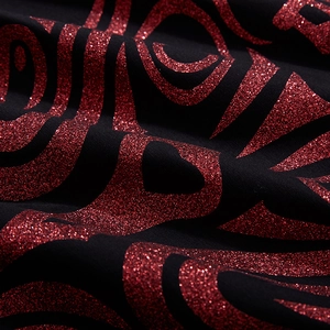 T-shirt noir avec impression à paillettes rouges et détails de la texture du tissu