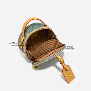 Vista interna con scomparto principale e divisorio della borsa a tracolla in denim